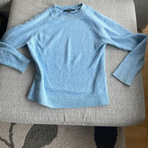 Ljusblå stickad tröja från Vero Moda - Säljer en ljusblå stickad tröja från Vero Moda. Tröjan har en rund halsringning och långa ärmar. Passar bra till både jeans och kjol. Säljer pga andvänder tyvärr inte längre. Skriv om du har några frågor 💗💗