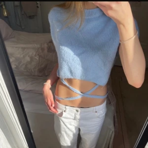 Ljusblå croppad topp  - Säljer denna as coola stickade topp med två knytband på sidorna, som man kan knyta lite hur man vill!! Super söt nu till sommaren💐☀️ skriv gärna vid frågor!