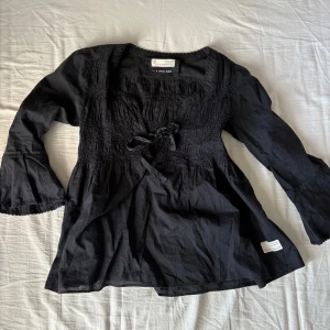 Odd molly blus - Nästan aldrig använd, sitter väldigt fint på. Passar S.