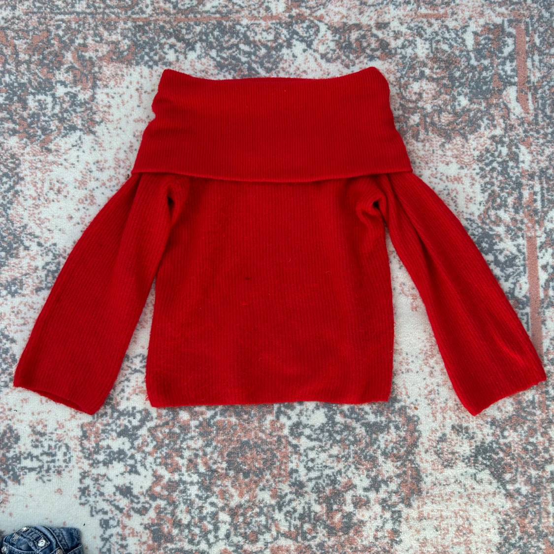 röd off-shoulder tröja