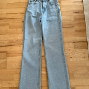 Zara jeans  - Säljer dessa långa, ljusblåa Zara jeans i storlek 34 för 150kr, då de inte passar mig längre!🩵Jag köpte dem för 399kr. Jeansen är i väldigt bra skick! 