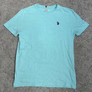 Ljusblå t-shirt från U.S. Polo Assn. - Ljusblå t-shirt från U.S. Polo Assn. Köpt från Kidsbrandstore.