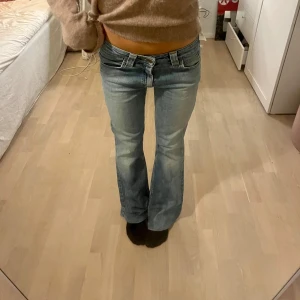 Lågmidjade bootcut jeans  - Lågmidjade bootcut jeans från lee. Jeansen har en liten defekt med ett hål men inget som syns när man har de på sig, de har även några vita fläckar som ger en cool effekt! Midjemått 36cm innerbenslängd 76cm. Köp via köp nu❤️
