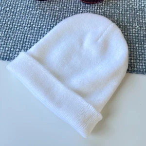 Vit stickad mössa - Snygg och enkel vit stickad mössa med uppvikt kant. Perfekt för att hålla värmen under kyliga dagar. Passar till de flesta outfits och är ett måste i garderoben. Aldrig använd 💜 Önskar du veta exakta mått? Tveka inte att höra av dig!