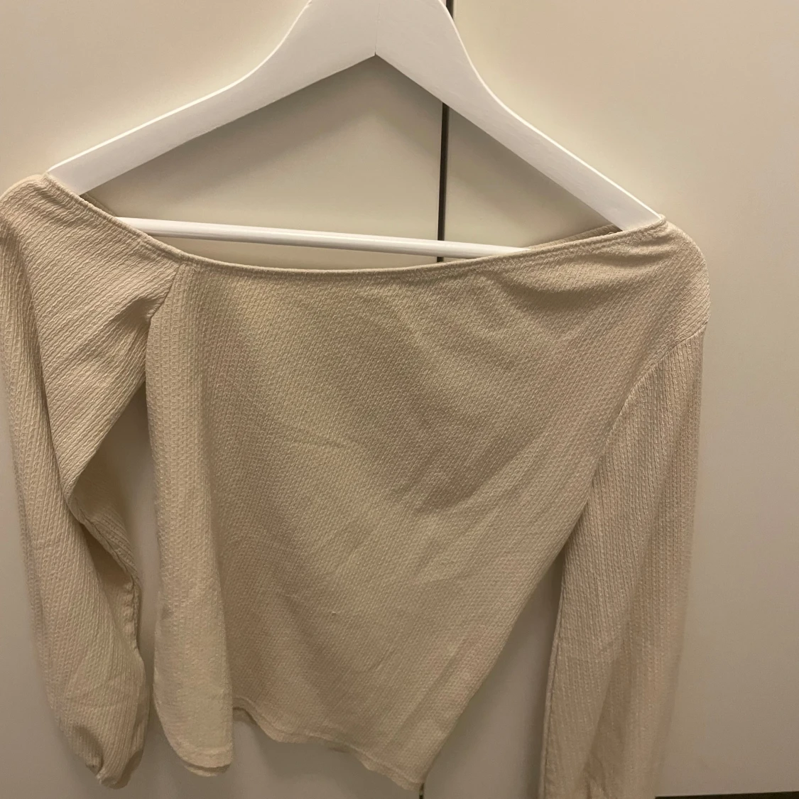 Beige långärmad topp med bred halsringning - 1