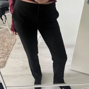 Kostymbyxa med slits - Fin kostymbyxa med slits nertill, från monki. Använda fåtal gånger så mycket bra skick, jag är 168cm. 