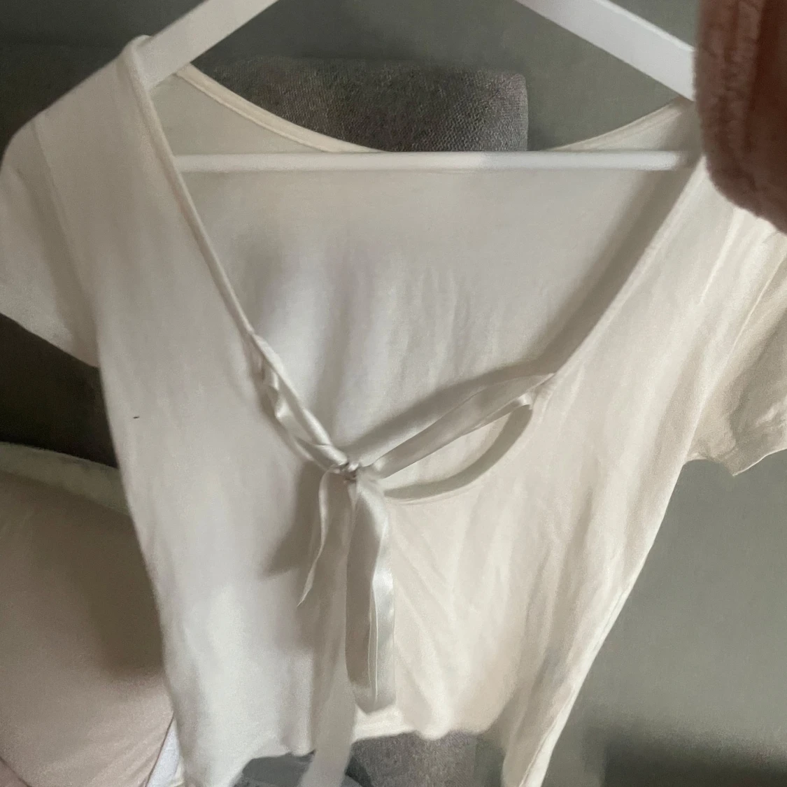 Vit omlottopp med knytband - 1