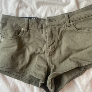 lågmidjade shorts - Säljer ett par olivgröna shorts. De är lågmidjade och helt o använda. 