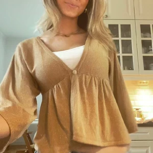 Guldglittrig kofta💛✨🤩 - Säljer denna supersnygga guld/kamelfärgade koftan med volanger och glitter i! Så himla snygg men kommer tyvärr ej till användning och den är i toppenskick!