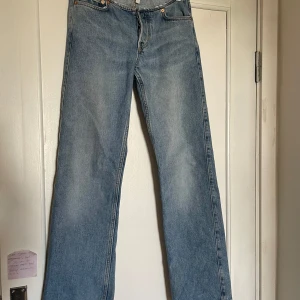 Weekday arrow jeans - Coola weekday arrow jeans i strl 25. Lite smutsiga på ena byxbenet annars superbra skick!