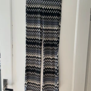 Y2k utsvängda byxor - Coola utsvängda byxor från Italien strl XS. Jättefint skick!