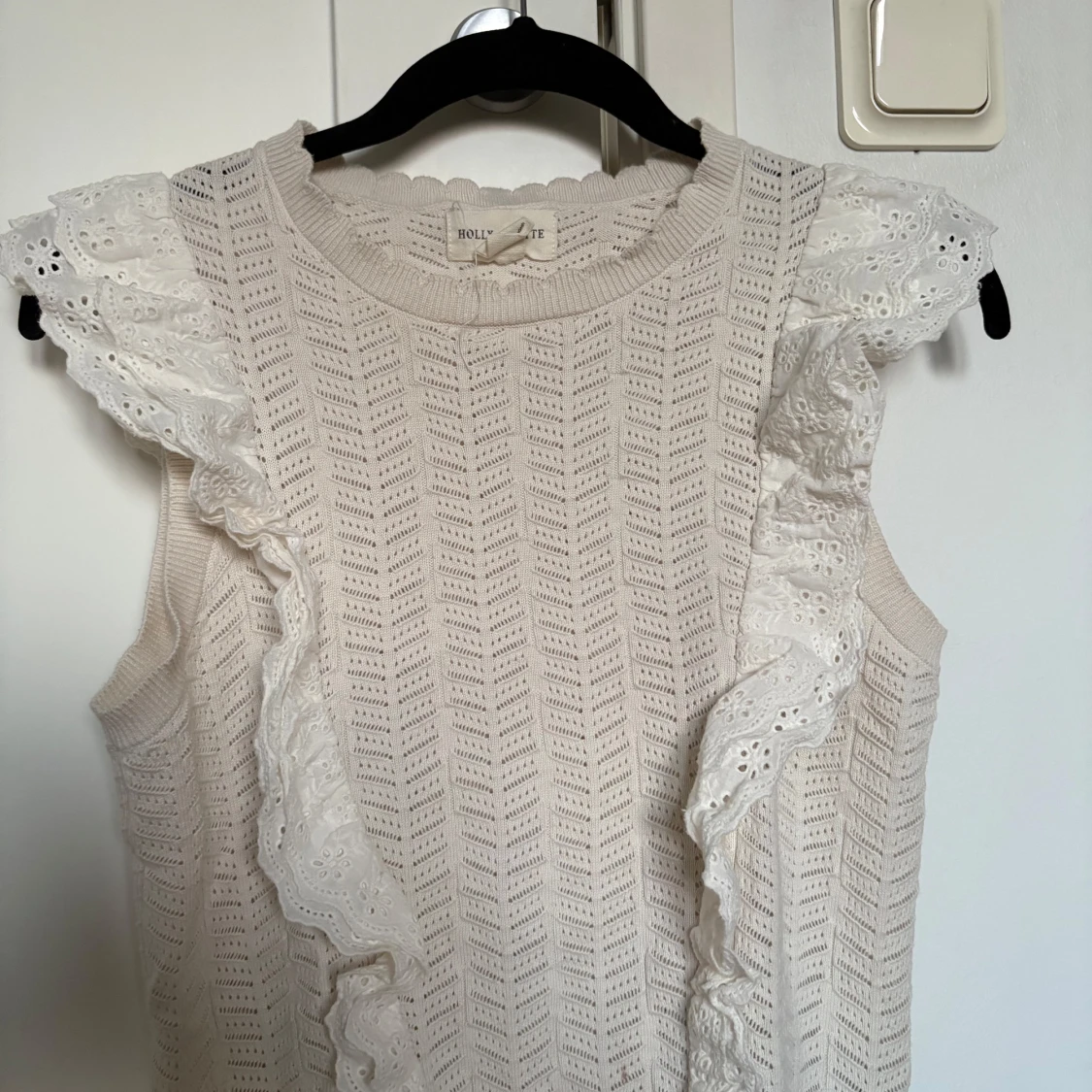 Vit stickad ärmlös topp med volang från Holly & Whyte - 2