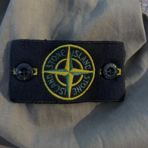 Stone Island overshirt - Säljer en fet olivgrön overshirt från Stone Island med ”Worn out” look. Funkar perfekt med lager på lager och i varmare väder. Priset går att diskutera😉
