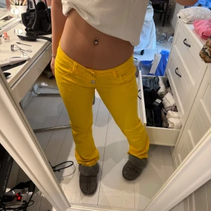 Lågmidjade utsvängda jeans  - SÅÅ snygga extremt lågmidjade bootcut jeans, med lapp kvar!!😊💓ca 37 i midja och 82 i innerbens!