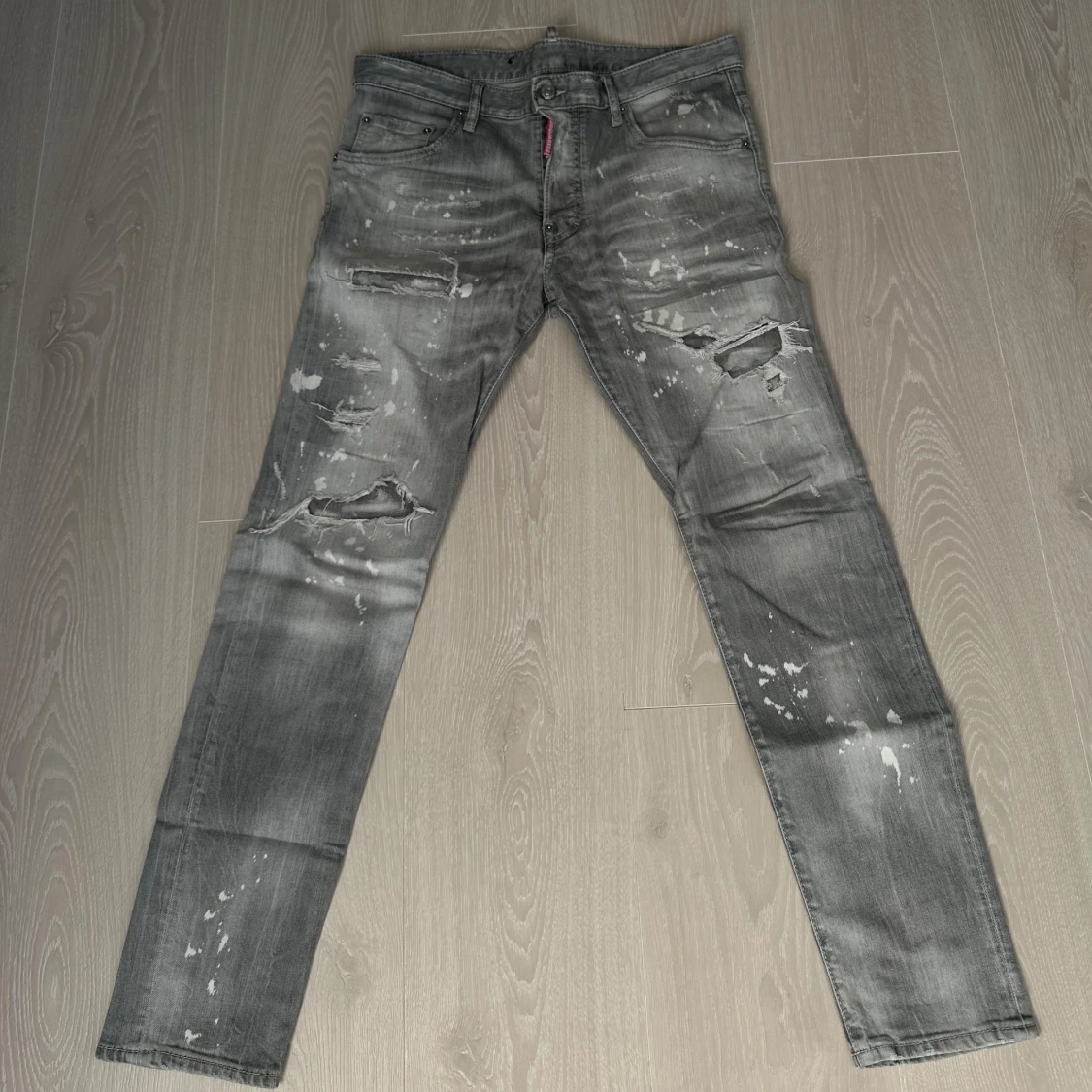 Grå jeans med slitningar och färgstänk från Dsquared2