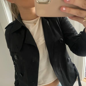 Svart trenchcoat  - As snygg svart trenchcoat! Passar så bra till våren. Den har knappar och band💕