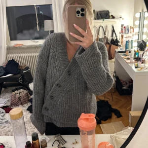 & Other Stories kofta - Super fin och populär kofta från & other stories. Den är iprincip i nyskick, den är använd ett par gånger! Inga skador eller så. Storlek XS men passar även större/mindre beroende på hur man vill att den ska sitta!🩷