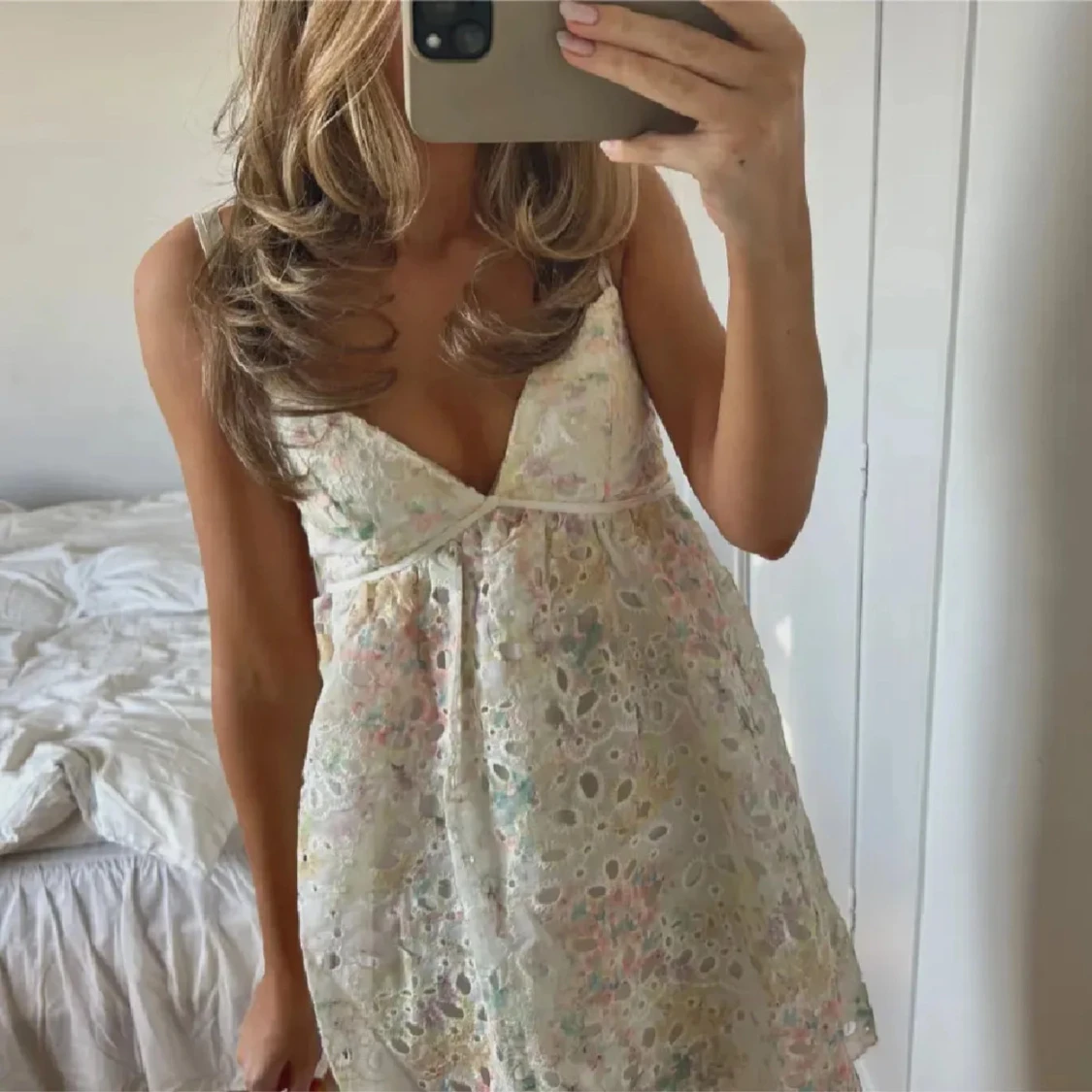 Vit blommig spetsklänning med v-ringning