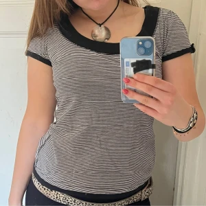 Randig kortärmad topp - Säljer då den inte används men en jätte gullig topp som är i gott skick och jätte gullig model/passform. Skriv vid frågor🤗💕