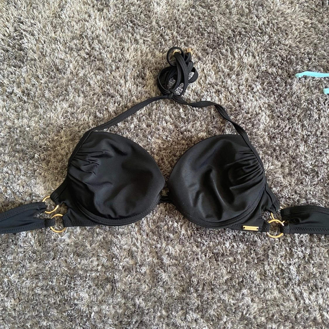 Svart bikiniöverdel med gulddetaljer