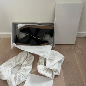 Maison Margiela gats - Svarta Maison Margiela gats | knappt använda | inga defekter | allt og ingår | Storlek 43 | nypris runt 6000🙌 | fler bilder går att fixa🫡