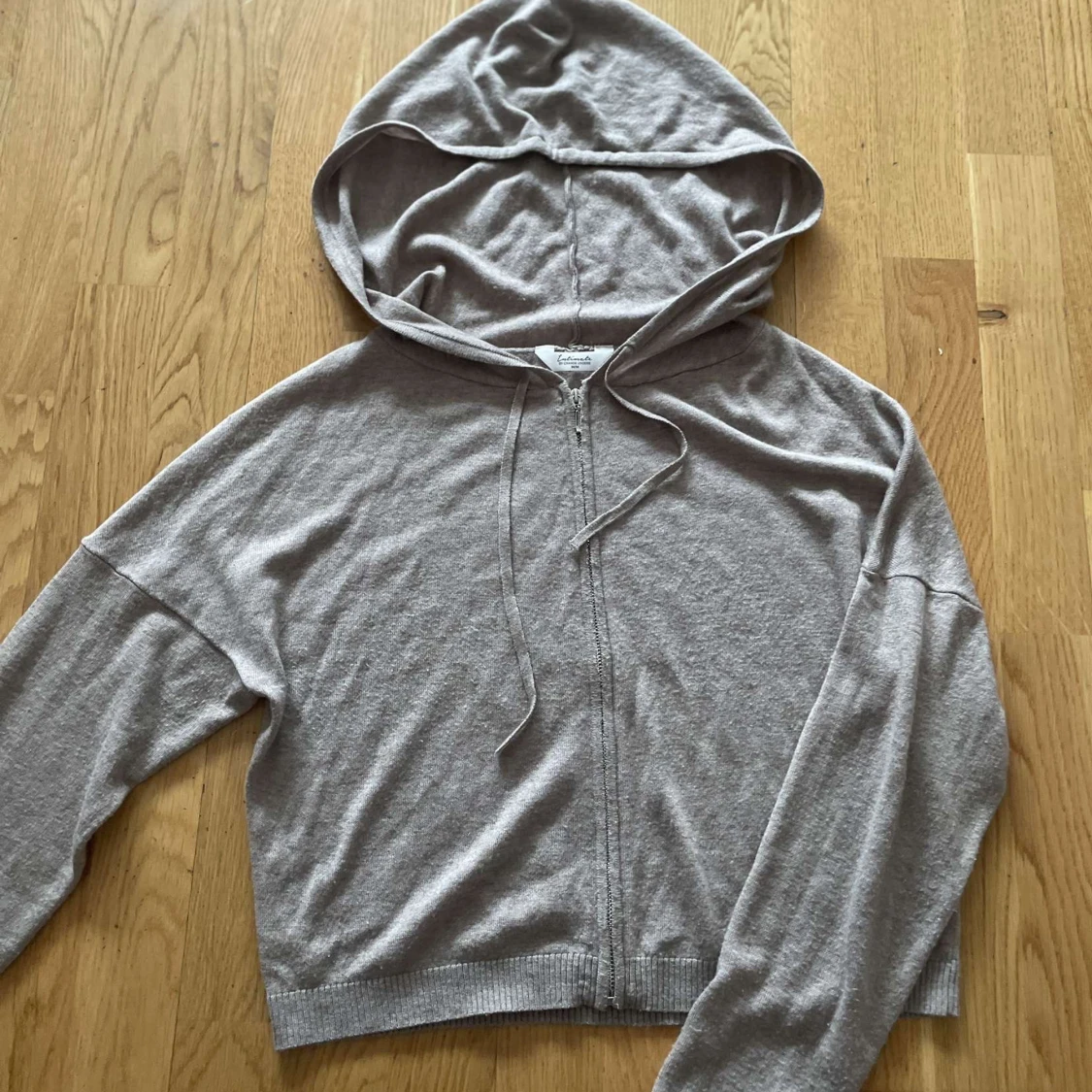 Beige hoodie med dragkedja