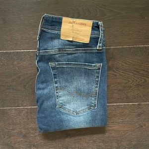 Jack & Jones jeans  - Hej säljer nu dessa tvär snygga Jack & Jones jeansen som är i modellen Skinny Liam och storlek 28/32. Skick 7/10 inga hål eller fläckar. Kom dm för mer frågor och svar 😇🙌