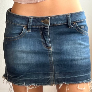 Jeanskjol - Midjemått: 43cm 💖läs min bio innan ni skriver 