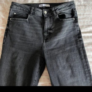 Svarta bootcut jeans från Zara - Säljer ett par svarta bootcut jeans från Zara. Jeansen har en snygg utsvängd passform och är tillverkade i ett stretchigt denimtyg som sitter bekvämt hela dagen.