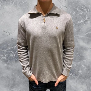 Ralph Lauren Quarter Zip Tröja Grå - •Ralph Lauren Quarter Zip tröja grå. Skick: 8/10, inga skador! Storlek: S, herr. Modell: 173 cm, 63 kg. Authentic: ✅. Hör av dig vid frågor eller funderingar, mvh Hessler’s;)