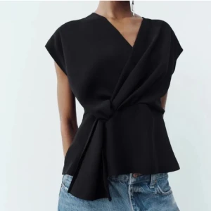 Svart blus / topp  - Skitsnygg svart topp / blus från Zara 🥰