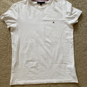 Vit t-shirt från Tommy Hilfiger - Storlek M, bra skick, 150kr