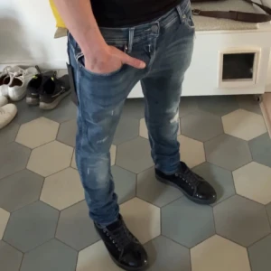 Replay jeans med slitningar - Säljer ett par snygga ljusblå Replay jeans med slitningar. Helt nya med tag mitt pris 750kr