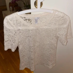 Vit spetsblus från & other stories  - Säljer en söt vit spetsblus från & other stories i storlek XS.