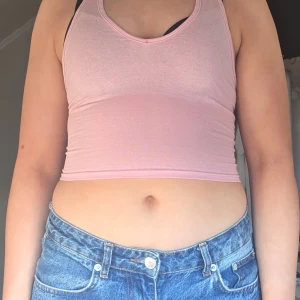 Rosa croppad topp - Säljer en söt rosa topp från Hm som knappt är använd.