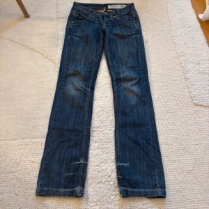 Lågmidjade bootcut jeans - Lågmidjade bootcut jeans i väldigt bra skick. W28 L32, passar som XS/S. Midjemått 36cm, Innerbenslängd 85cm