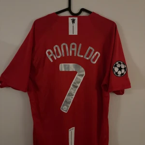 Ronaldo Man United Tröja - Hej, Säljer denna ikoniska Ronaldo tröja från Champions league finalen 07/08 i man united. Den är i helt nyskick.