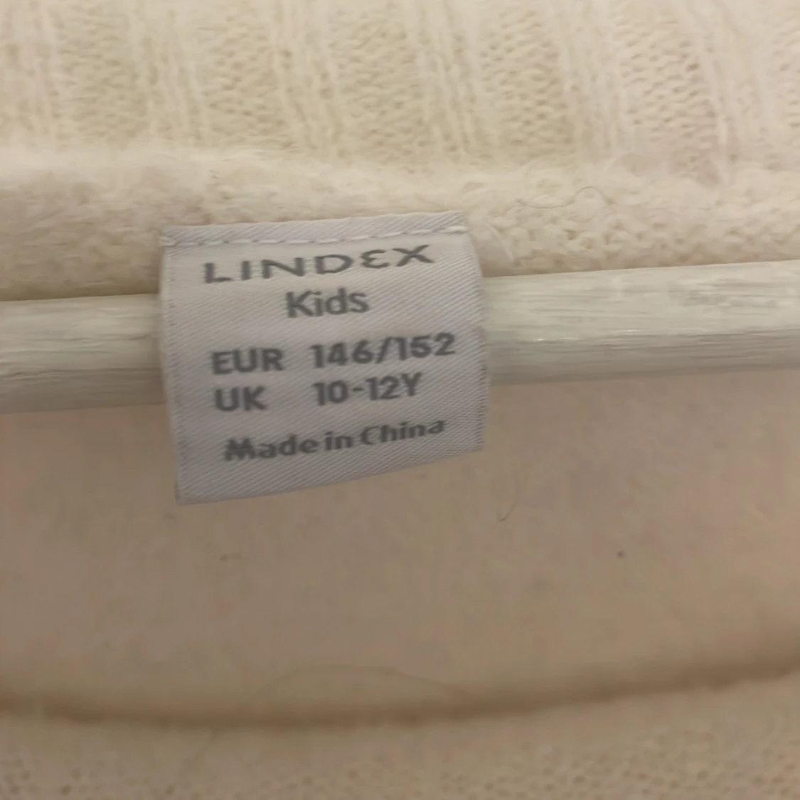 Vit offshoulder stickad tröja från Lindex - 2