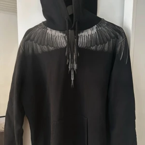 Marcelo burlon  - Snygg svart marcelo burlon hoodie, storlek M, pris kan diskuteras 