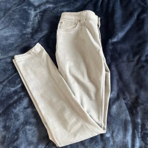 Nudie jeans - Säljer ljus grå Nudie jeans, som är en perfekt färg för sommaren. Byxorna är i mycket bra skick och har inga defekter. Det är slim fit W29 L32 och säljer för 400kr