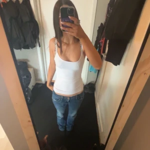 LTB jeans valerie mörkblå - Ny skick, säljer då dem är förstora för mig. Mörkblå LTB jeans valerie med några slitningar för en trendig look 