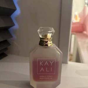 Good Girl parfym i stilettflaska - Jag säljer parfymer från min parfymkollektion som inte längre faller mig i smaken, vid köp av fler än 2 parfymer tillkommer 50 kr rabatt!    Kayali Yum Pistachio Gelato 50ml (cirka 45 ml kvar) SÅLD   Kayali Vanilla Rock Candy Sugar 50ml (cirka 35 ml kvar)  Säljs för: 600 kr  Original pris: 1 029 kr  Burberry Her 100 ml (cirka 60 ml kvar)  Säljs för: 500 kr Original pris: 938 kr  Narciso Rodriguez For Her Musk Noir 30 ml (cirka 25 ml kvar)  