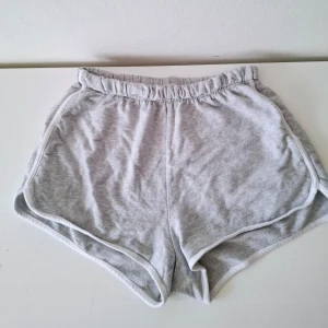 Grå mjuka shorts med resår - Gråa shorts i mjuk bomull med elastisk midja och rundade kanter! Lapp bortklippt, stl.S