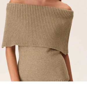 Adoore offshoulder topp - Snygg beige offshoulder topp med ribbad design. Från Adoore , storlek S/36💕💕