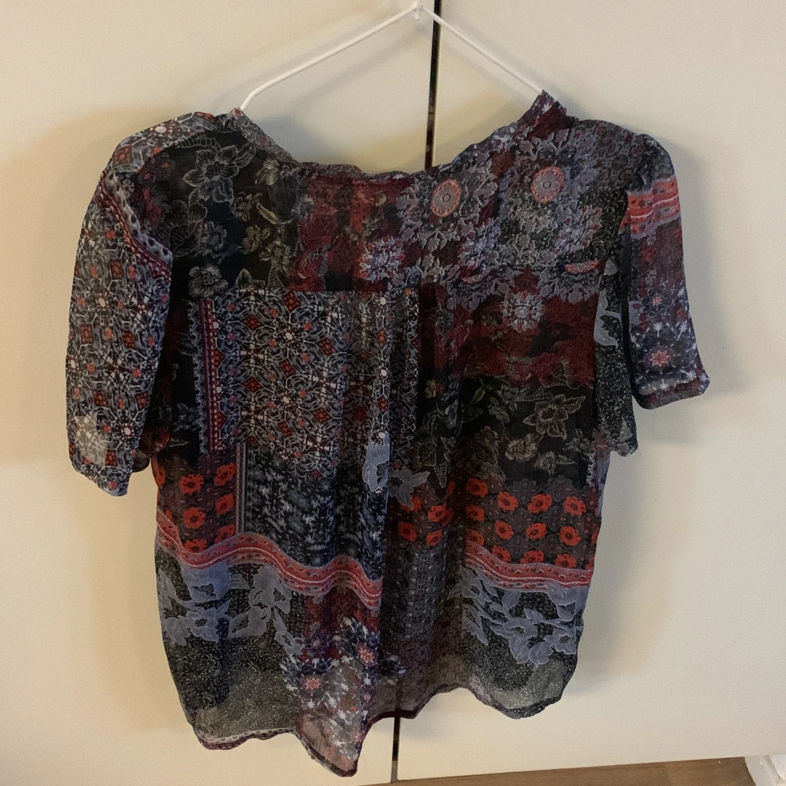 Genomskinlig blus i blått och rött massor med mönster - 1