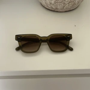 Olivgröna solglasögon från Chimi - Snygga solglasögon från Chimi i en olivgrön nyans i form 04