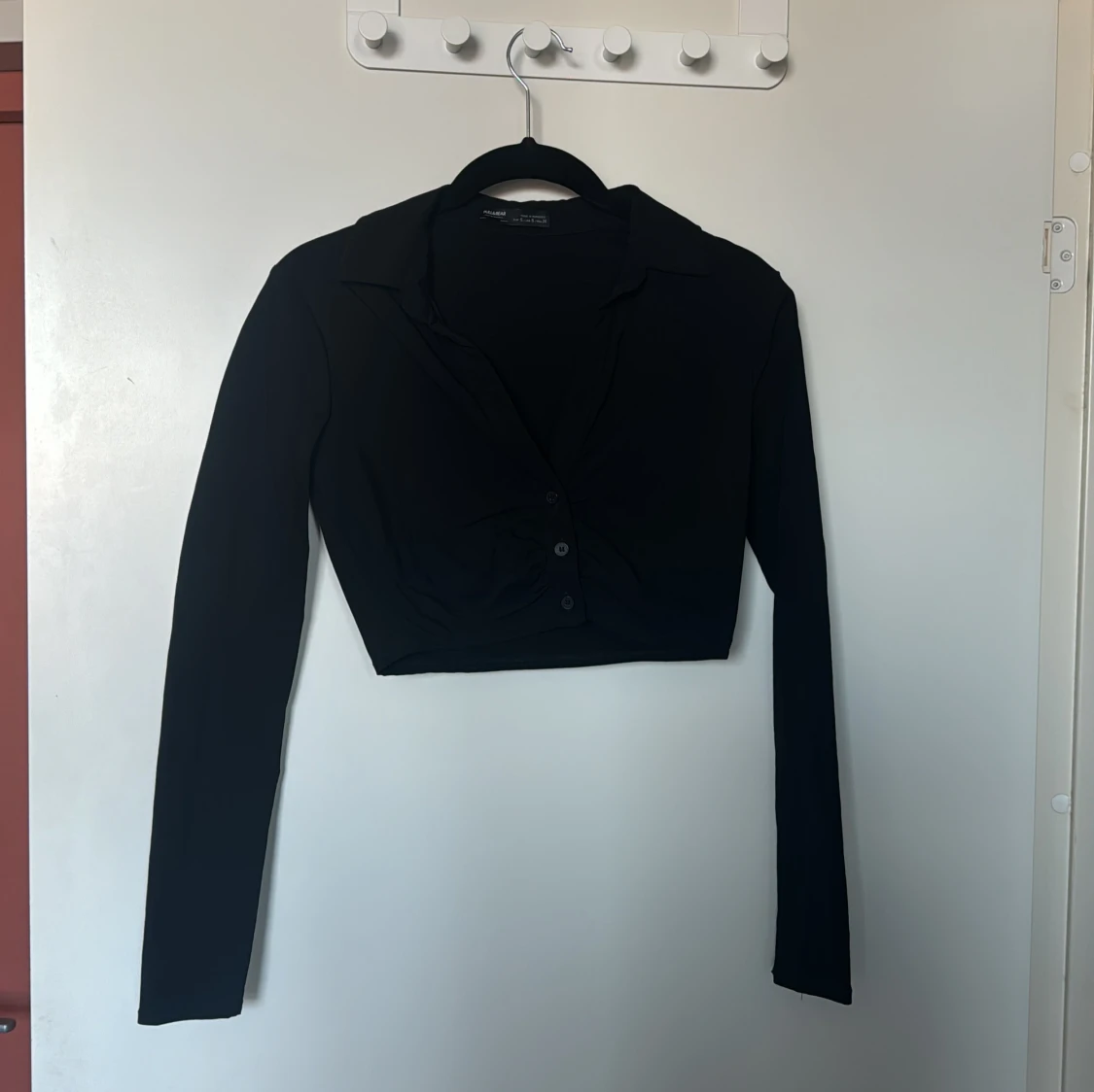 Svart croppad långärmad topp från Pull & Bear - 1