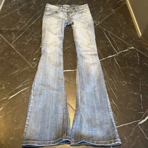 Lågmidjade bootcut jeans - Säljer dessa supersnygga låga bootcut jeansen med klassisk femficksdesign och snygg wash. Köpte jeansen på Vinted men tyväärr var de lite stora på mig som är 167 cm (bild 4). Bild 2-3 är hur de sitter på min kompis som är 172 cm och de bilderna visar även färgen bäst. Midjemått: 36 cm, innebenslängd: 83 cm ❣️