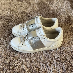 Valentino skor - Valentino ”open” i silvrig färg. Väldigt efterfrågad modell, Dam storlek 37. Box, dustbag, extransören, kuvert medföljer. Fint skick. Skriv för mer bilder/info. Nypris ca 7000 :-❤️