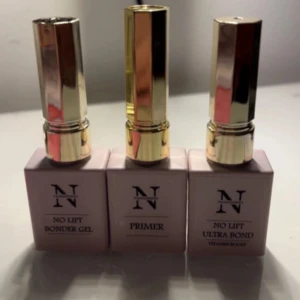 NN No Lift Bonder Gel, Primer & Ultra Bond - Säljer tre produkter från NN: No Lift Bonder Gel, Primer och No Lift Ultra Bond Vitamin Boost. Alla kommer i snygga fyrkantiga ljusrosa flaskor med guldfärgade lock. Perfekta för att förbereda huden innan smink eller för att få sminket att sitta bättre. Jag endast testad på en nagel. 